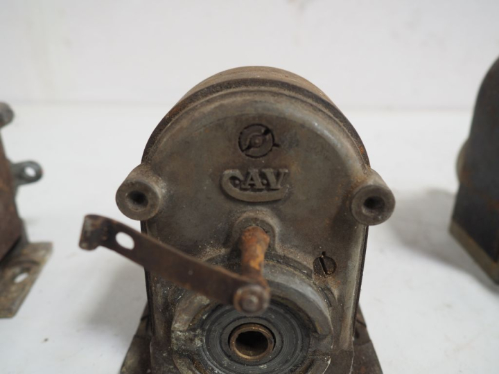 8 différents magnétos pour automobile de différentes marques dont GA, 