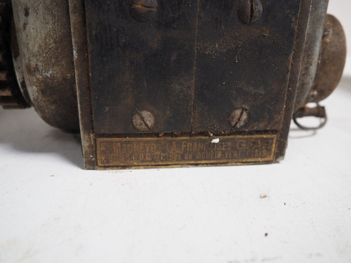 8 différents magnétos pour automobile de différentes marques dont GA, 