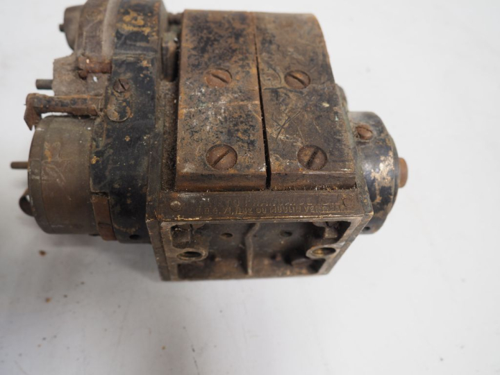 8 différents magnétos pour automobile de différentes marques dont GA, 