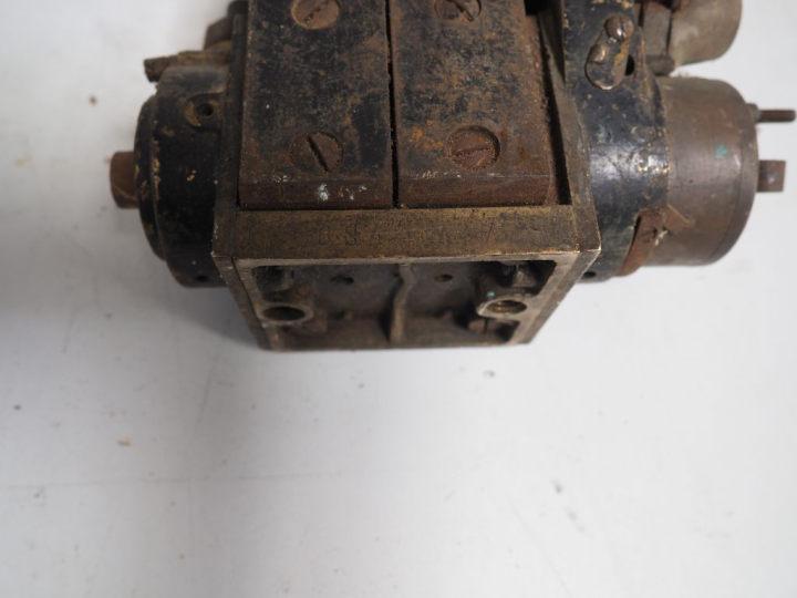 8 différents magnétos pour automobile de différentes marques dont GA, 