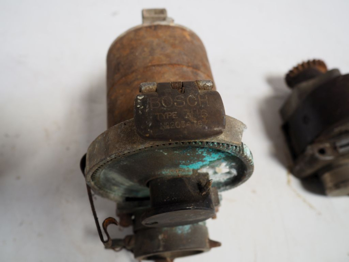 4 différents magnétos pour automobile BOSH LAVA, BOSH, MAGNETI MARELLI