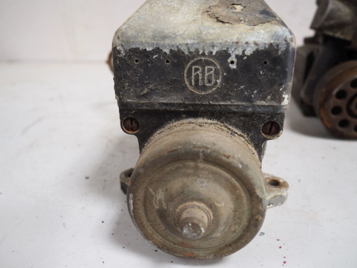 4 différents magnétos pour automobile de différentes marques dont RB.