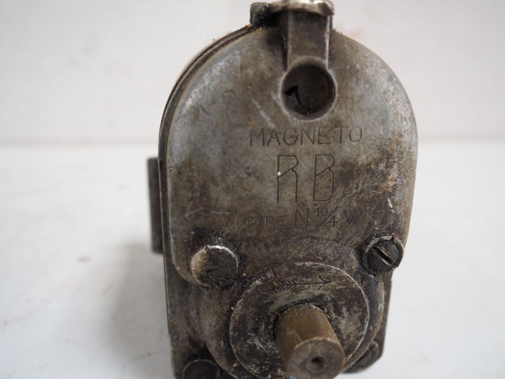 4 différents magnétos pour automobile de différentes marques dont RB.