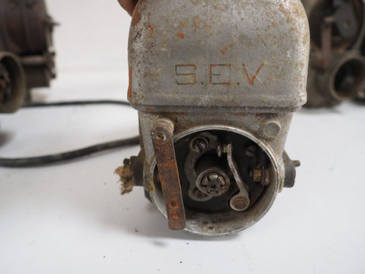 10 différents magnétos pour automobile de différentes marques.