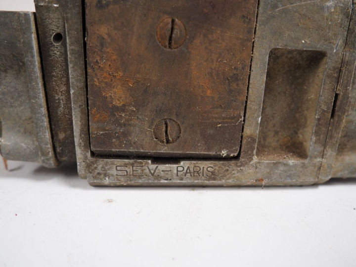 10 différents magnétos pour automobile de différentes marques.