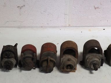 13 différents magnétos pour automobile de différentes marques.