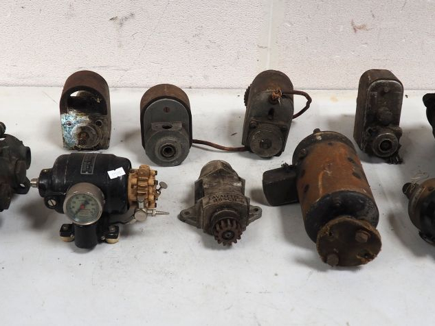 10 différentes pièces pour automobile dont magnétos.