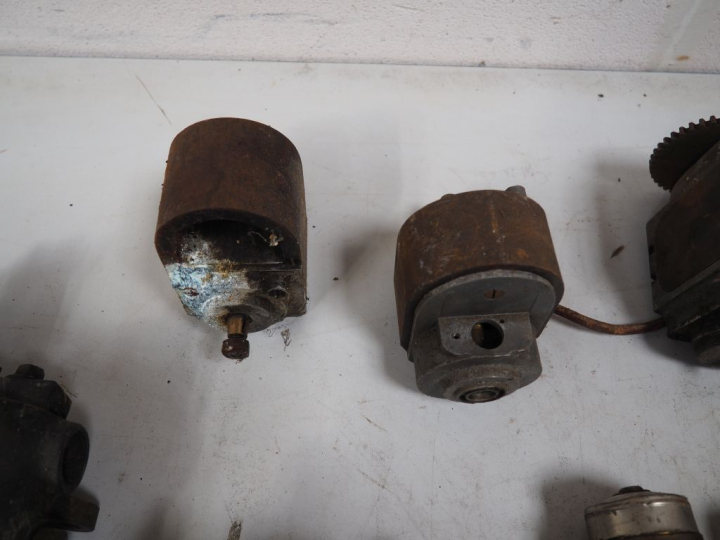 10 différentes pièces pour automobile dont magnétos.