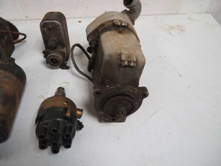 10 différentes pièces pour automobile dont magnétos.