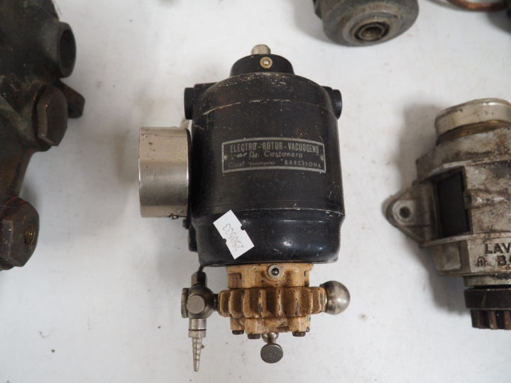 10 différentes pièces pour automobile dont magnétos.