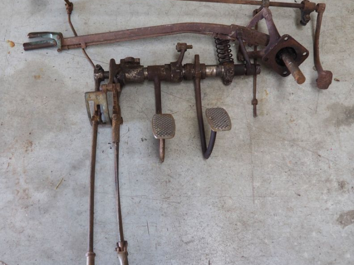 Pédialier pour automobile.