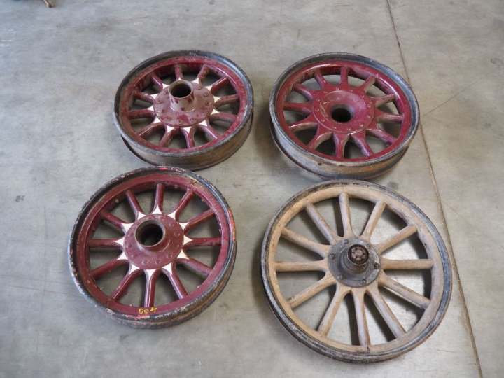 4 roues en bois pour automobile.