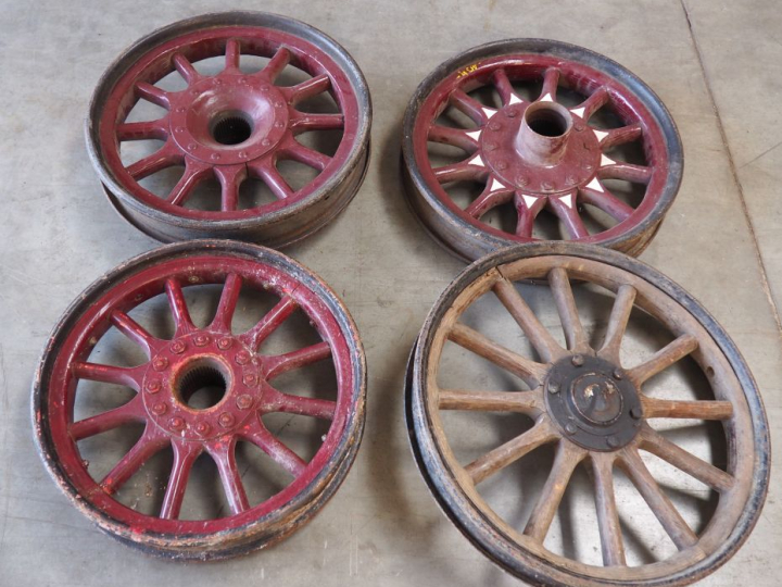 4 roues en bois pour automobile.