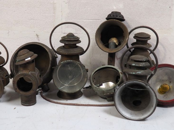 Ensemble de phares et lanternes pour automobile.