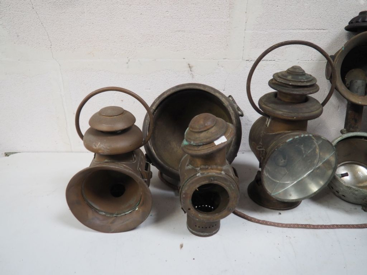 Ensemble de phares et lanternes pour automobile.