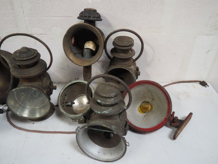 Ensemble de phares et lanternes pour automobile.