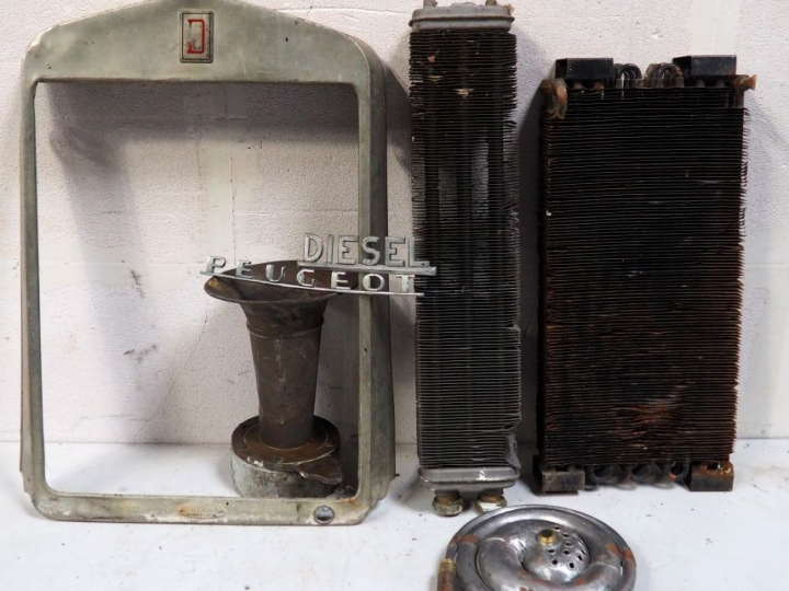 Diverses pièces automobile (calandre, radiateur etc…).