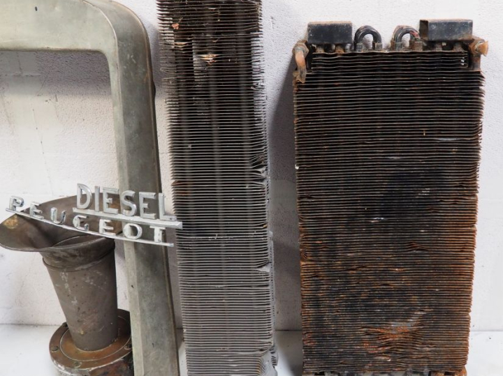 Diverses pièces automobile (calandre, radiateur etc…).