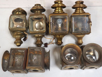 Vente aux enchères Ensemble de lanternes pour automobile. H. de 14 à 32 cm.