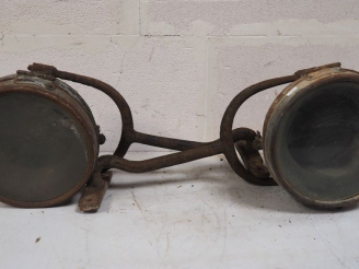Vente aux enchères Paire de phares BESNARD pour automobile. Dim. 58 x 24 cm.