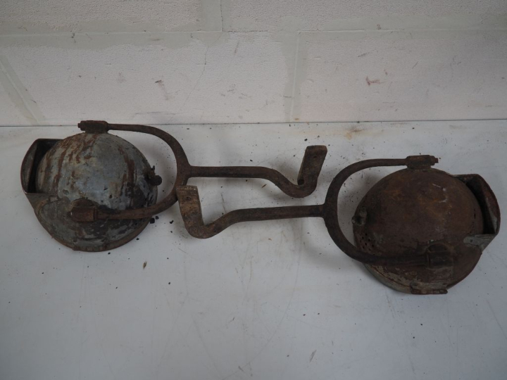 Paire de phares BESNARD pour automobile. Dim. 58 x 24 cm.