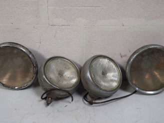 Vente aux enchères Deux différentes paires de phares automobile.