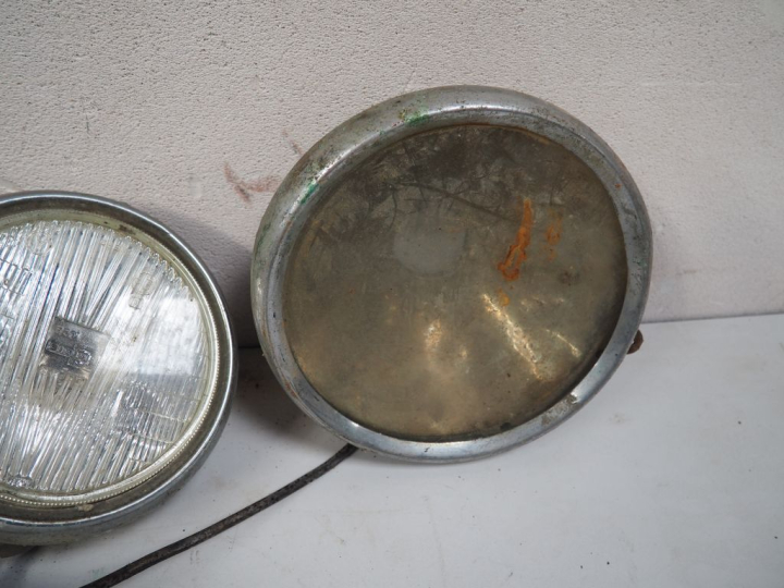 Deux différentes paires de phares automobile.