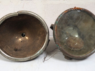 Vente aux enchères Paire de phares pour automobiles. Dim. 28 x 27 cm.