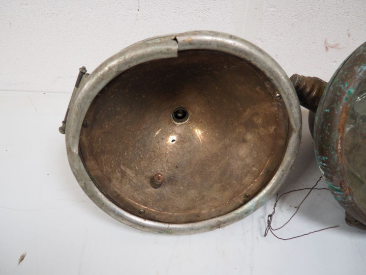 Paire de phares pour automobiles. Dim. 28 x 27 cm.