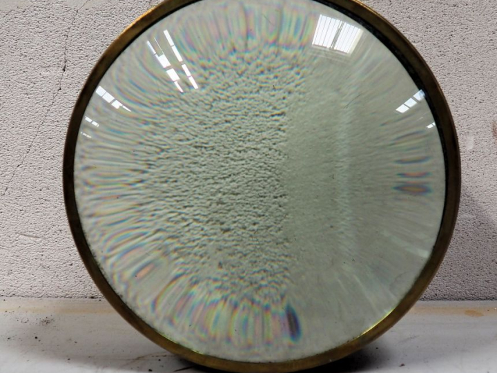 Element automobile grossissant en verre cerclé de métal. Dim. 25 x 23 