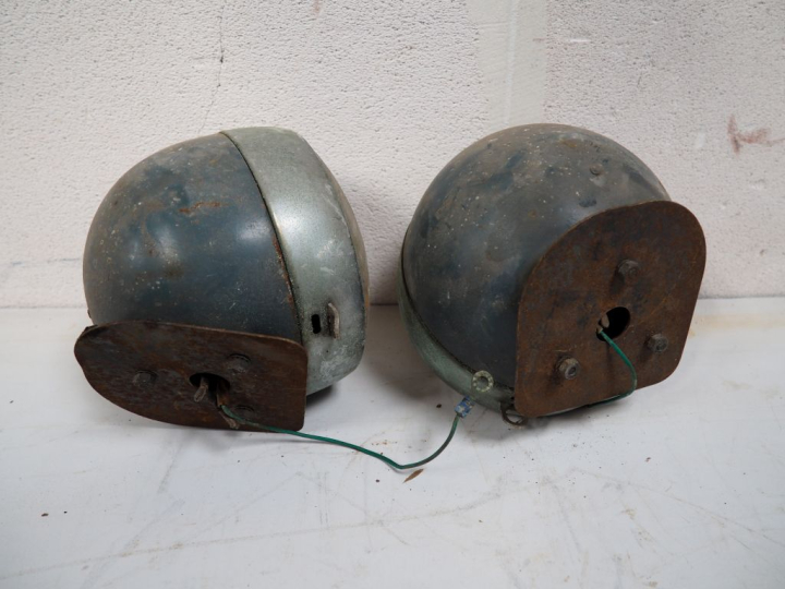 Paire de phares automobile. H. 18 cm.