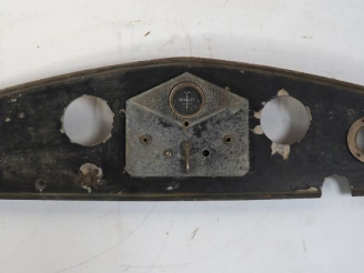 Vente aux enchères Planche de bord avec ampèremètre RENAULT. Dim. 24 x 103 cm. (A restaur