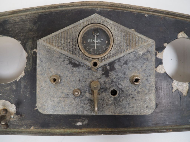 Planche de bord avec ampèremètre RENAULT. Dim. 24 x 103 cm. (A restaur