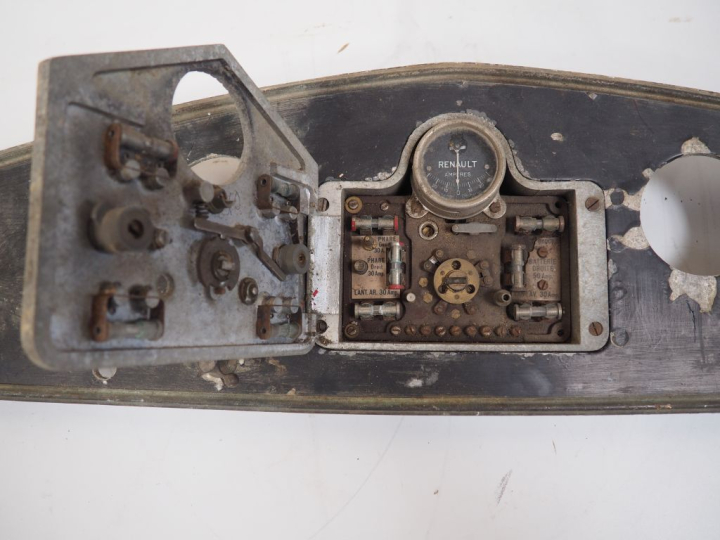 Planche de bord avec ampèremètre RENAULT. Dim. 24 x 103 cm. (A restaur