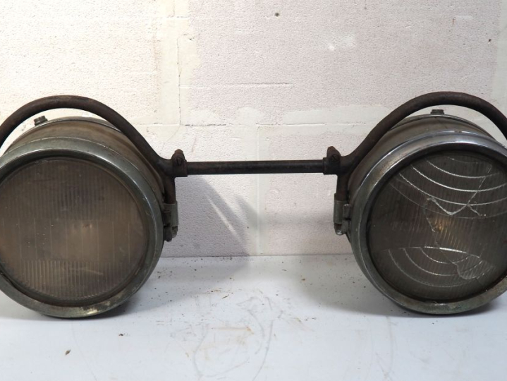 Paire de phares pour automobile. Dim. 36 x 100 x 20 cm.