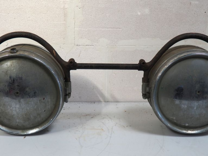 Paire de phares pour automobile. Dim. 36 x 100 x 20 cm.