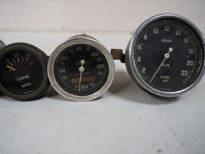 26 différents compteurs pour automobile de marque JAEGER.
