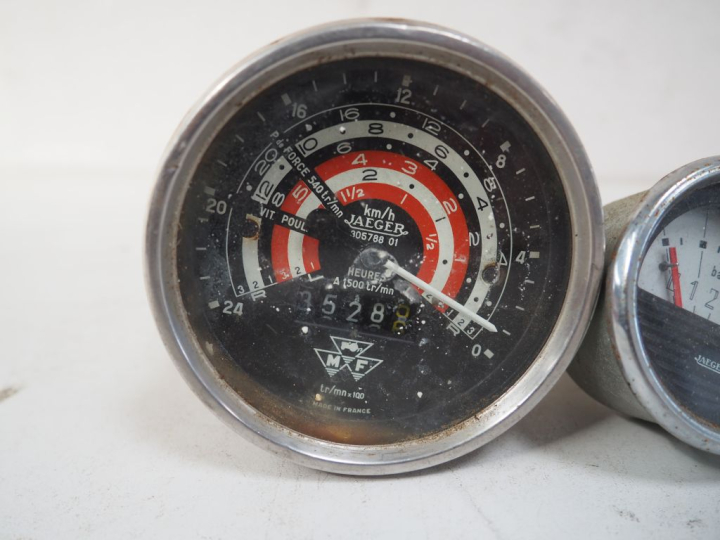 26 différents compteurs pour automobile de marque JAEGER.