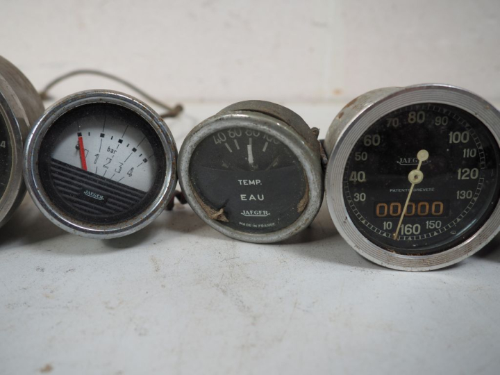 26 différents compteurs pour automobile de marque JAEGER.