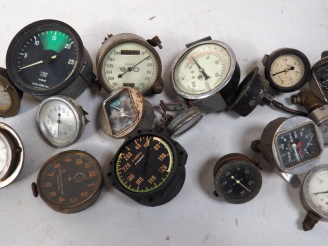 Vente aux enchères 16 différents compteurs pour automobile de différentes marques.
