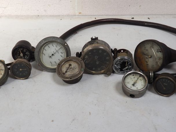 12 différents compteurs pour automobile  de différentes marques.