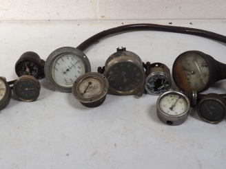 Vente aux enchères 12 différents compteurs pour automobile  de différentes marques.