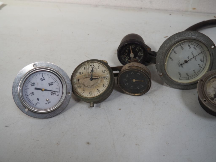 12 différents compteurs pour automobile  de différentes marques.