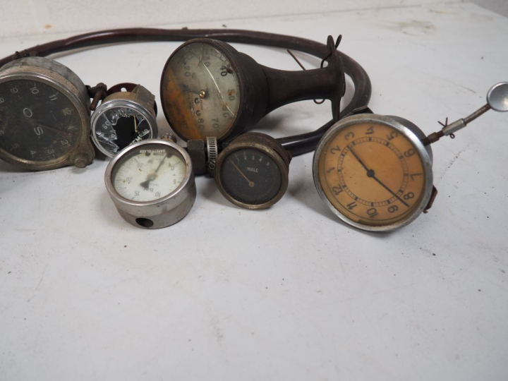 12 différents compteurs pour automobile  de différentes marques.