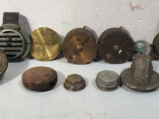 Ensemble de pièces et accessoires automobile.