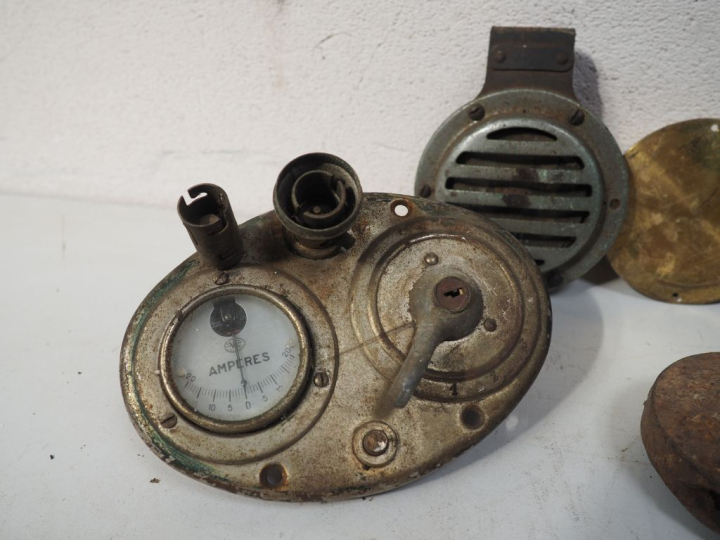 Ensemble de pièces et accessoires automobile.