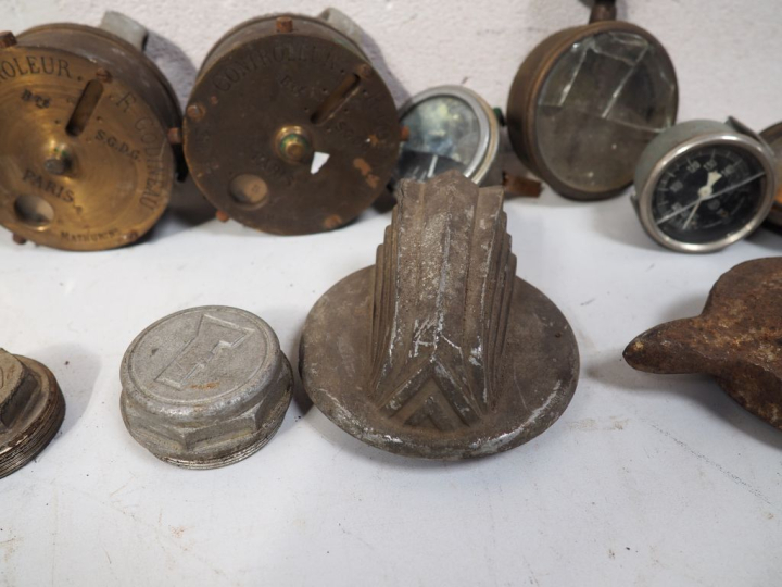 Ensemble de pièces et accessoires automobile.