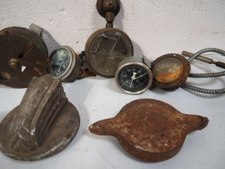 Ensemble de pièces et accessoires automobile.