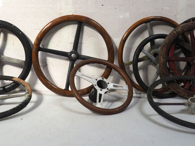 9 différents volants pour automobile anciens.