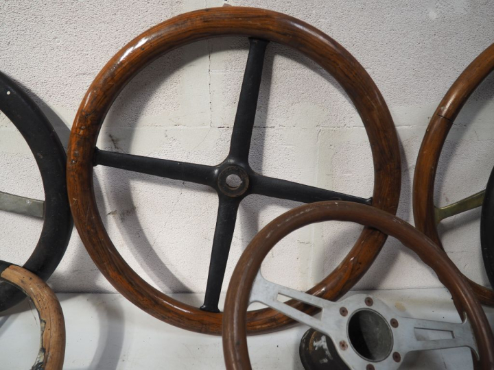 9 différents volants pour automobile anciens.